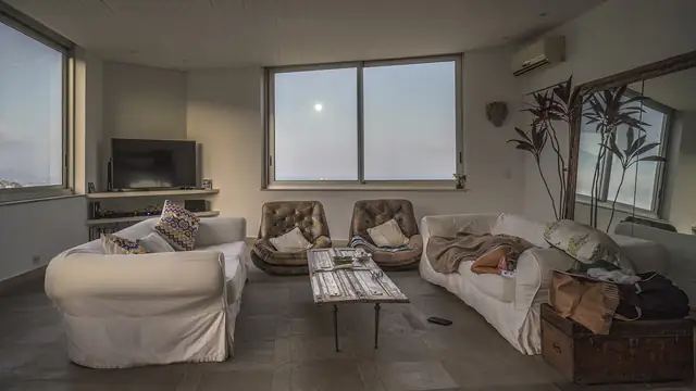 סלון עם מנורה באור חם בערב