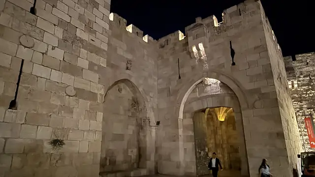 שער יפו בירושלים בלילה